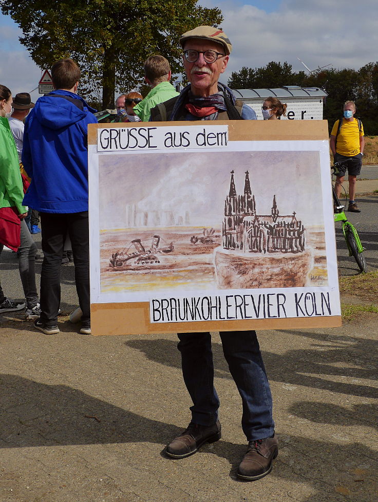 © www.mutbuergerdokus.de: Demonstration für Klimagerechtigkeit in den bedrohten Dörfern am Tagebau Garzweiler II