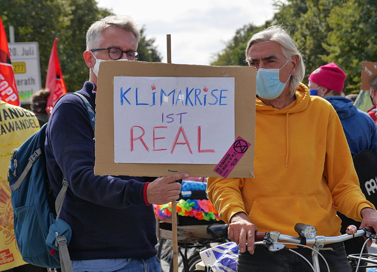 © www.mutbuergerdokus.de: Demonstration für Klimagerechtigkeit in den bedrohten Dörfern am Tagebau Garzweiler II