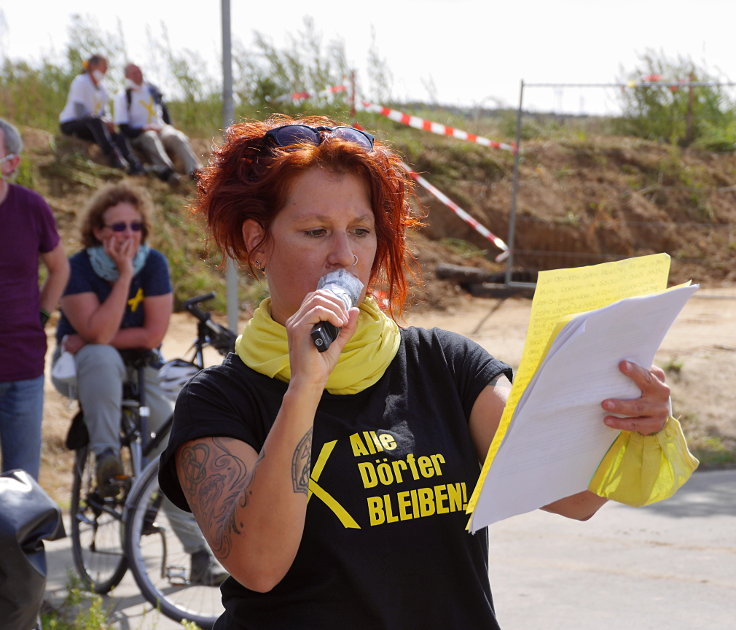 © www.mutbuergerdokus.de: Demonstration für Klimagerechtigkeit in den bedrohten Dörfern am Tagebau Garzweiler II