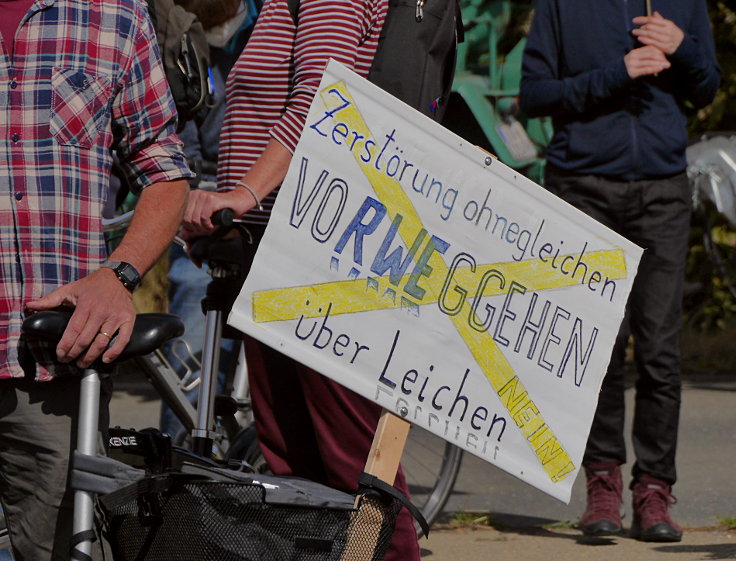 © www.mutbuergerdokus.de: Demonstration für Klimagerechtigkeit in den bedrohten Dörfern am Tagebau Garzweiler II