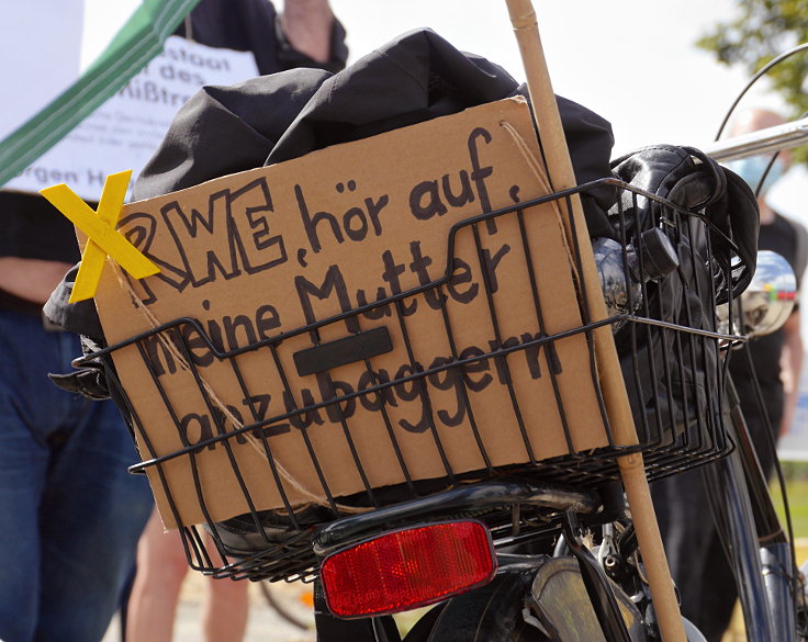 © www.mutbuergerdokus.de: Demonstration für Klimagerechtigkeit in den bedrohten Dörfern am Tagebau Garzweiler II