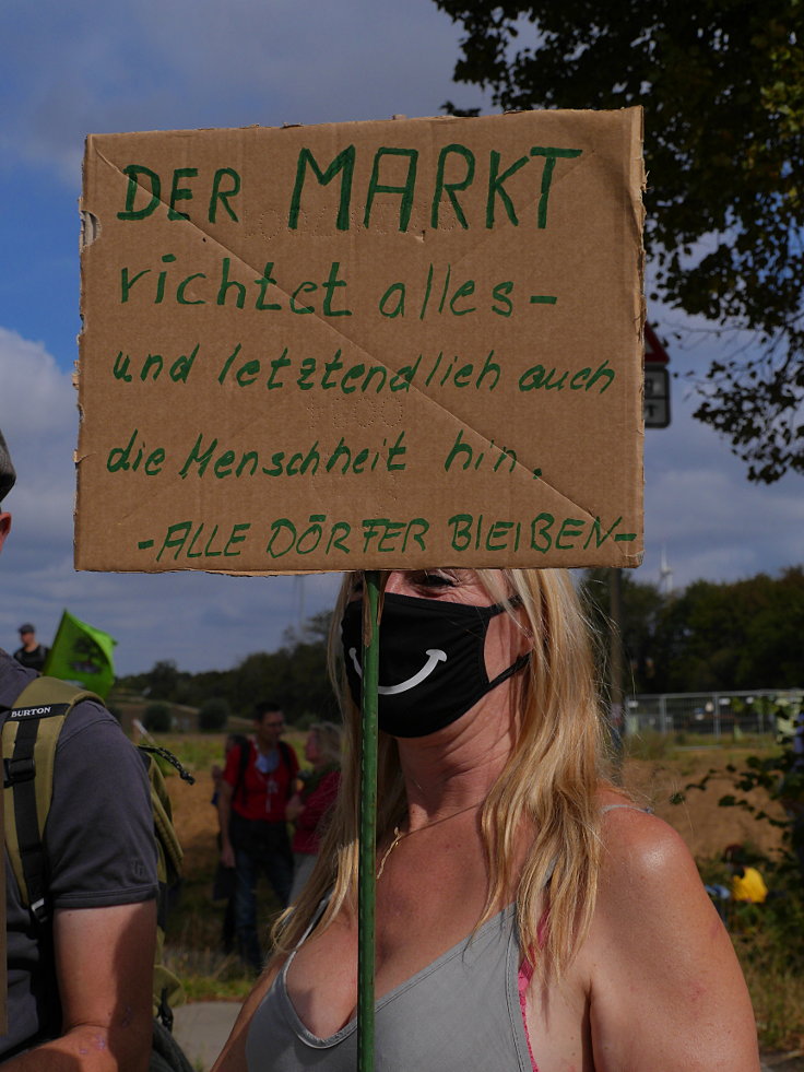 © www.mutbuergerdokus.de: Demonstration für Klimagerechtigkeit in den bedrohten Dörfern am Tagebau Garzweiler II