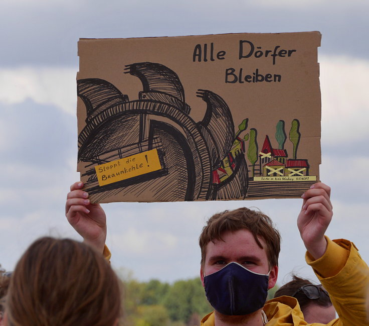 © www.mutbuergerdokus.de: Demonstration für Klimagerechtigkeit in den bedrohten Dörfern am Tagebau Garzweiler II