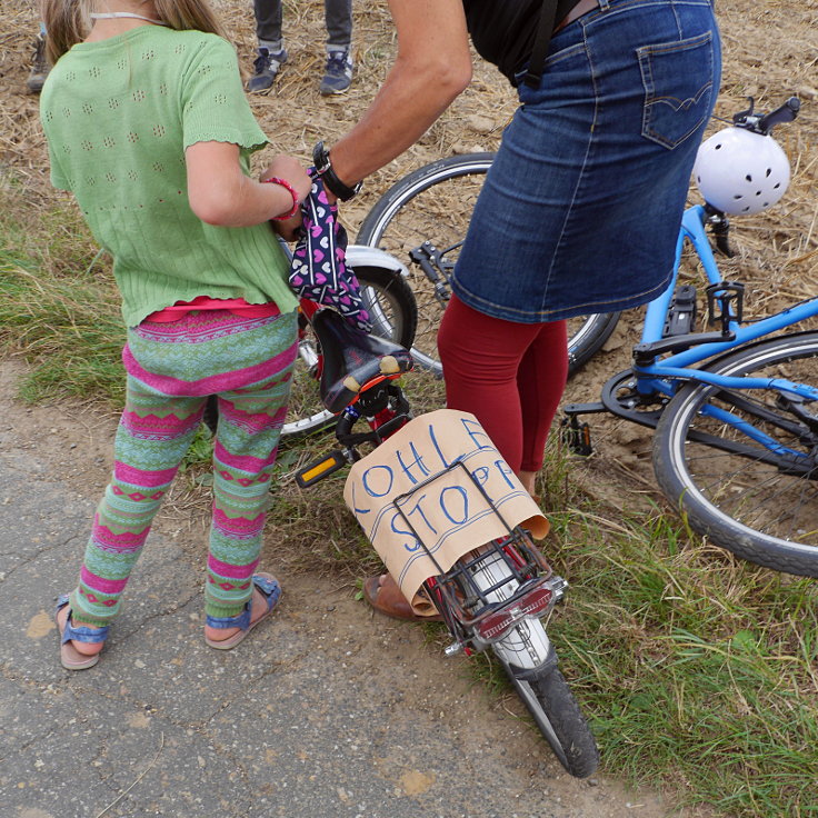 © www.mutbuergerdokus.de: Demonstration für Klimagerechtigkeit in den bedrohten Dörfern am Tagebau Garzweiler II