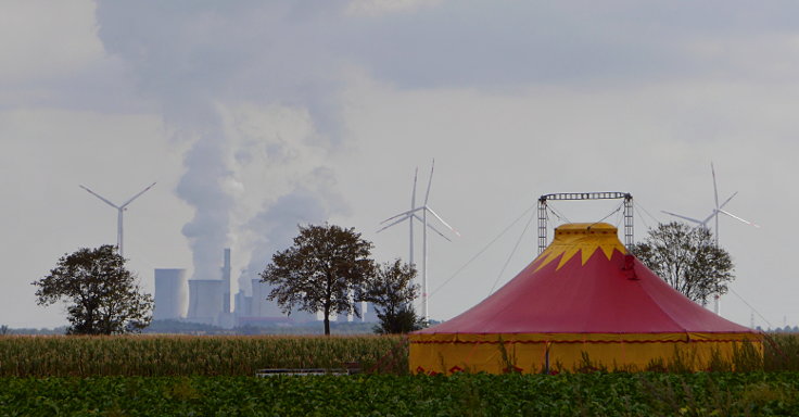 © www.mutbuergerdokus.de: Demonstration für Klimagerechtigkeit in den bedrohten Dörfern am Tagebau Garzweiler II