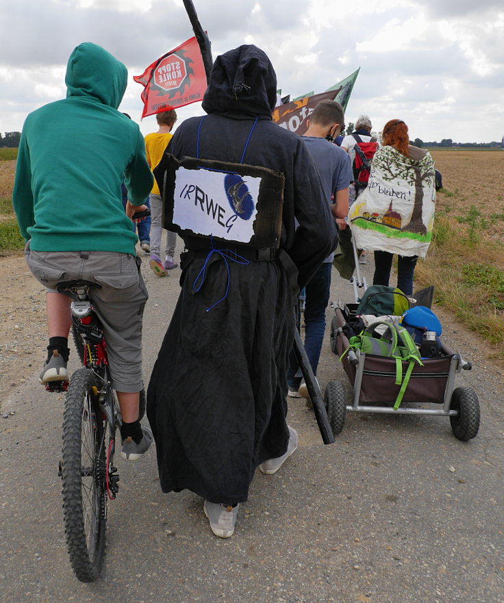 © www.mutbuergerdokus.de: Demonstration für Klimagerechtigkeit in den bedrohten Dörfern am Tagebau Garzweiler II