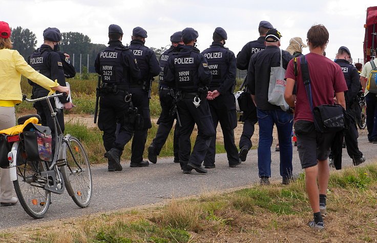 © www.mutbuergerdokus.de: Demonstration für Klimagerechtigkeit in den bedrohten Dörfern am Tagebau Garzweiler II