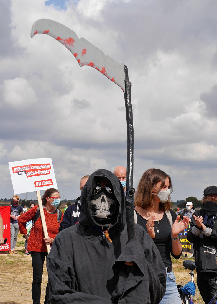 © www.mutbuergerdokus.de: Demonstration für Klimagerechtigkeit in den bedrohten Dörfern am Tagebau Garzweiler II