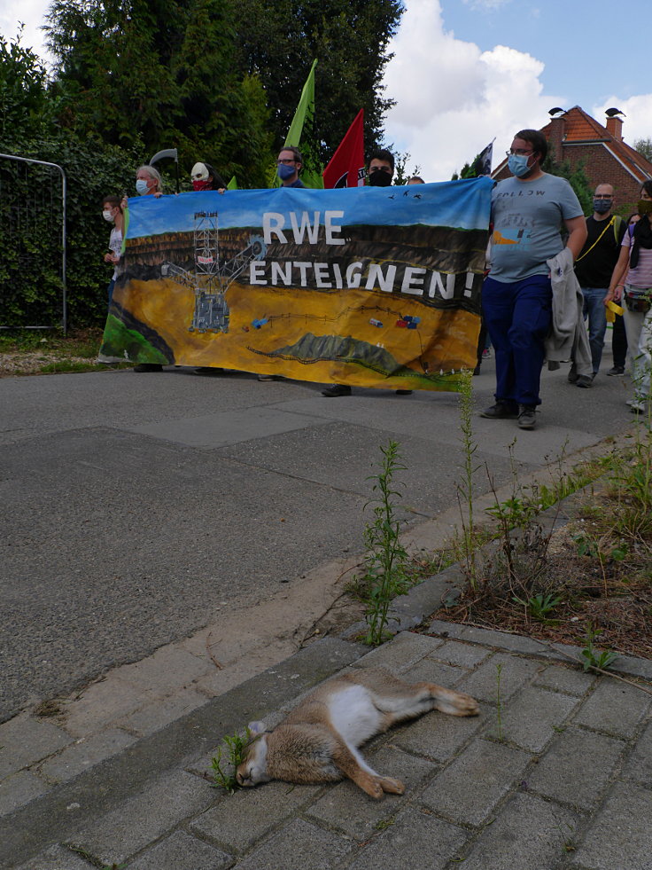© www.mutbuergerdokus.de: Demonstration für Klimagerechtigkeit in den bedrohten Dörfern am Tagebau Garzweiler II