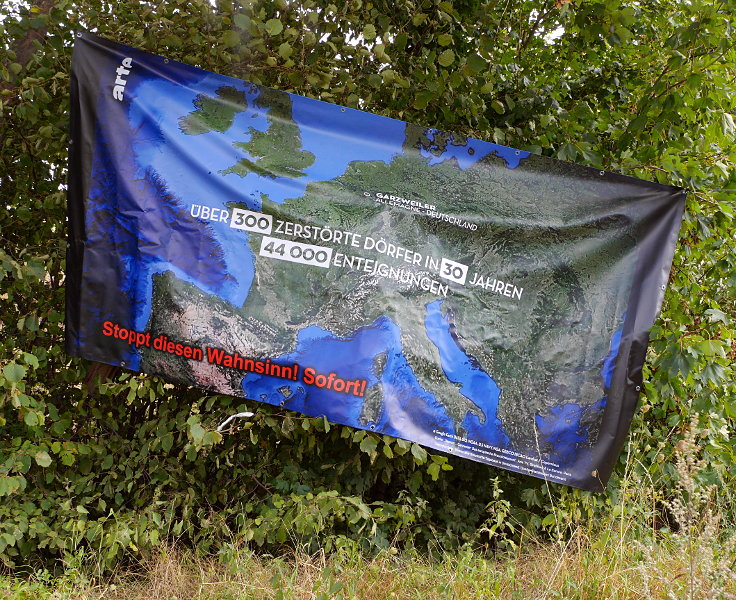 © www.mutbuergerdokus.de: Demonstration für Klimagerechtigkeit in den bedrohten Dörfern am Tagebau Garzweiler II