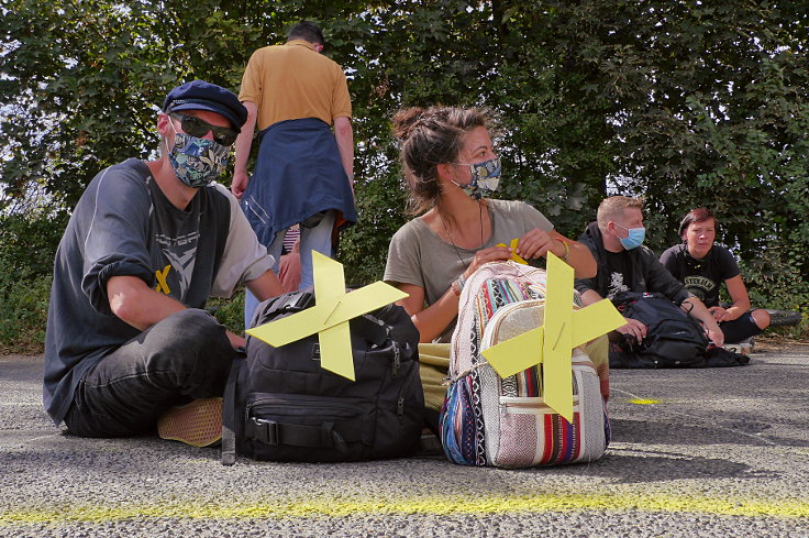 © www.mutbuergerdokus.de: Demonstration für Klimagerechtigkeit in den bedrohten Dörfern am Tagebau Garzweiler II