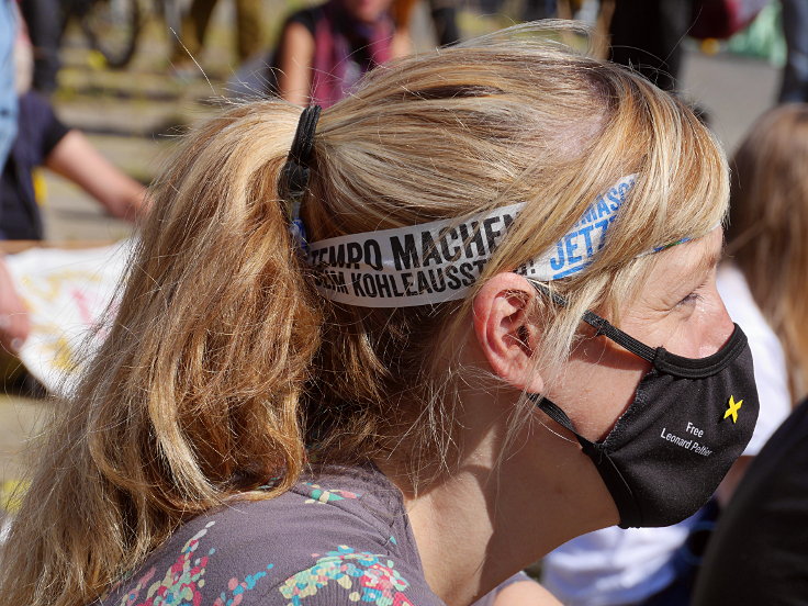 © www.mutbuergerdokus.de: Demonstration für Klimagerechtigkeit in den bedrohten Dörfern am Tagebau Garzweiler II