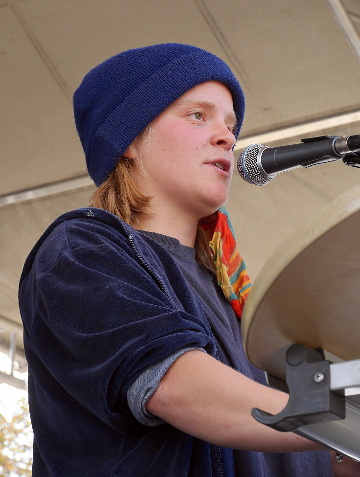 © www.mutbuergerdokus.de: Demonstration für Klimagerechtigkeit in den bedrohten Dörfern am Tagebau Garzweiler II