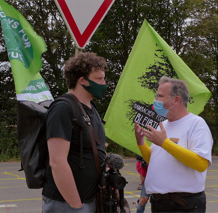 © www.mutbuergerdokus.de: Demonstration für Klimagerechtigkeit in den bedrohten Dörfern am Tagebau Garzweiler II