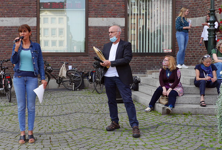 © www.mutbuergerdokus.de: Baumschutzgruppe Düsseldorf: 'Rettet die Platanen am Hauptbahnhof - Das Quorum ist erfüllt - Unterschriftenübergabe an OB Thomas Geisel'