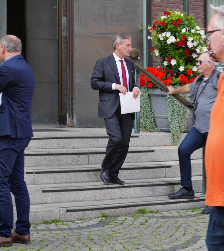 © www.mutbuergerdokus.de: Baumschutzgruppe Düsseldorf: 'Rettet die Platanen am Hauptbahnhof - Das Quorum ist erfüllt - Unterschriftenübergabe an OB Thomas Geisel'