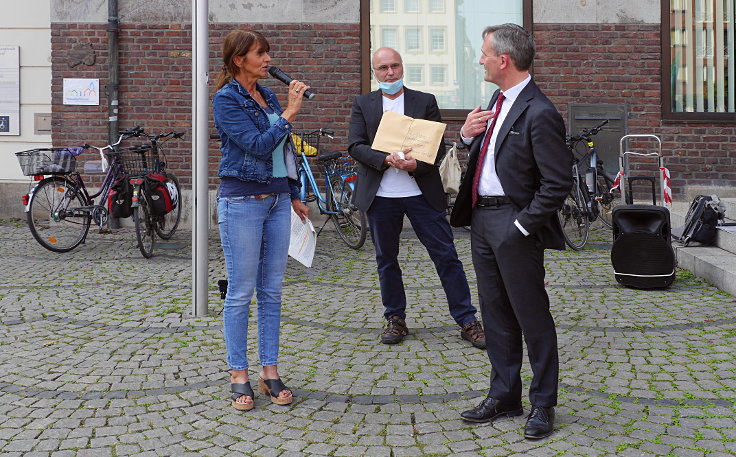 © www.mutbuergerdokus.de: Baumschutzgruppe Düsseldorf: 'Rettet die Platanen am Hauptbahnhof - Das Quorum ist erfüllt - Unterschriftenübergabe an OB Thomas Geisel'