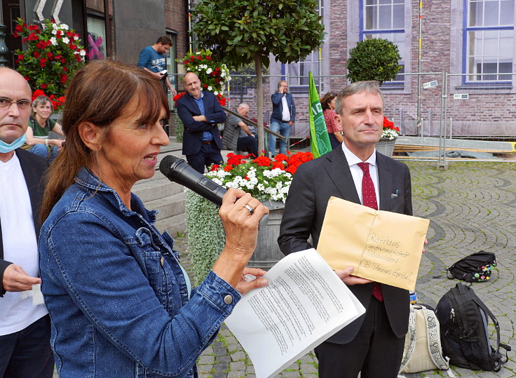 © www.mutbuergerdokus.de: Baumschutzgruppe Düsseldorf: 'Rettet die Platanen am Hauptbahnhof - Das Quorum ist erfüllt - Unterschriftenübergabe an OB Thomas Geisel'