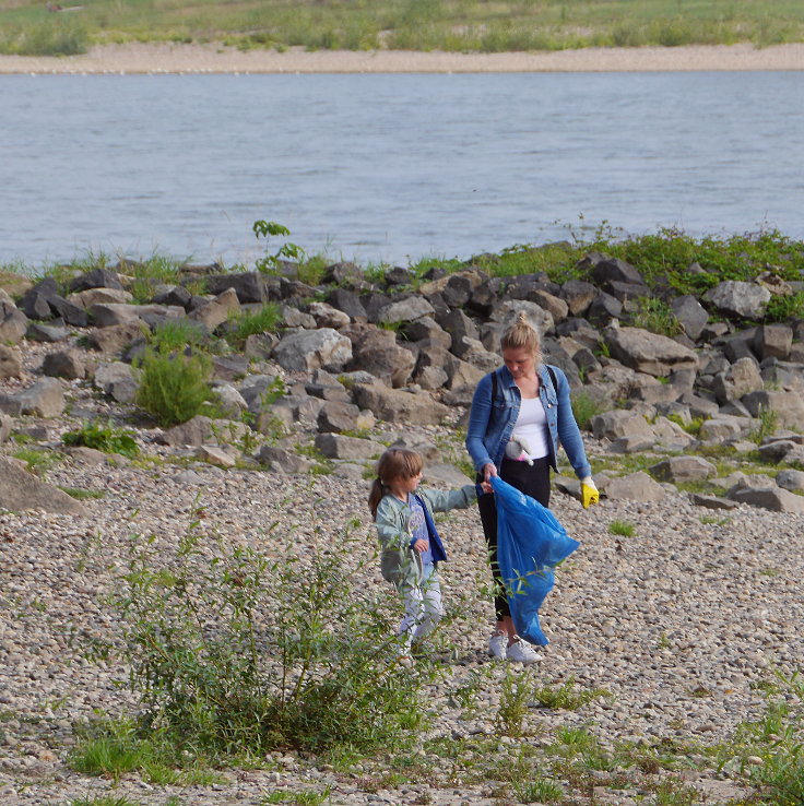 © www.mutbuergerdokus.de: 'Rhine Cleanup Day'