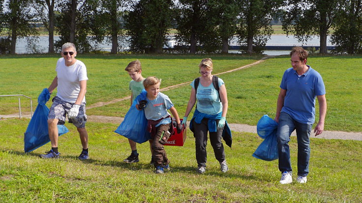 © www.mutbuergerdokus.de: 'Rhine Cleanup Day'