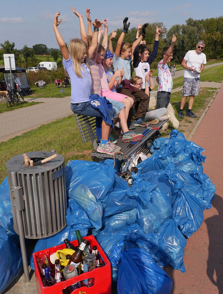 © www.mutbuergerdokus.de: 'Rhine Cleanup Day'