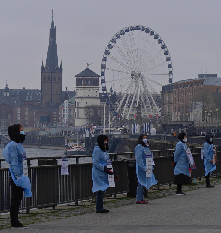 © www.mutbuergerdokus.de: Ärzte gegen Tierversuche Düsseldorf: 'Silent Line - Stiller Protest gegen Tierversuche'