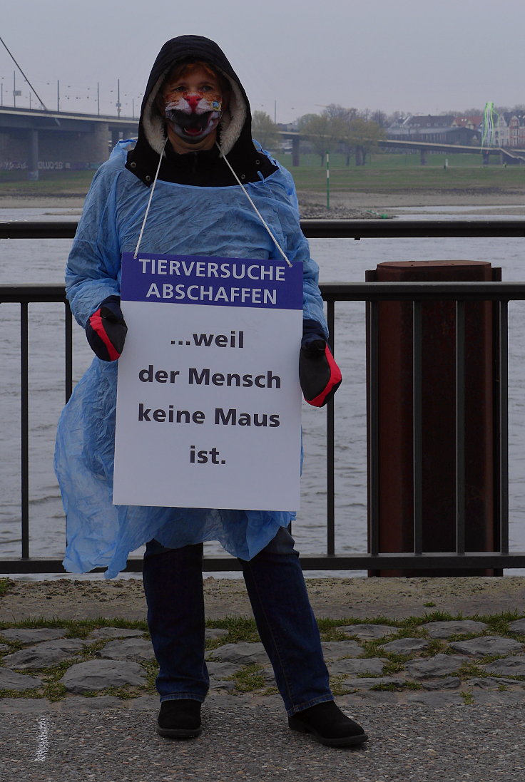 © www.mutbuergerdokus.de: Ärzte gegen Tierversuche Düsseldorf: 'Silent Line - Stiller Protest gegen Tierversuche'