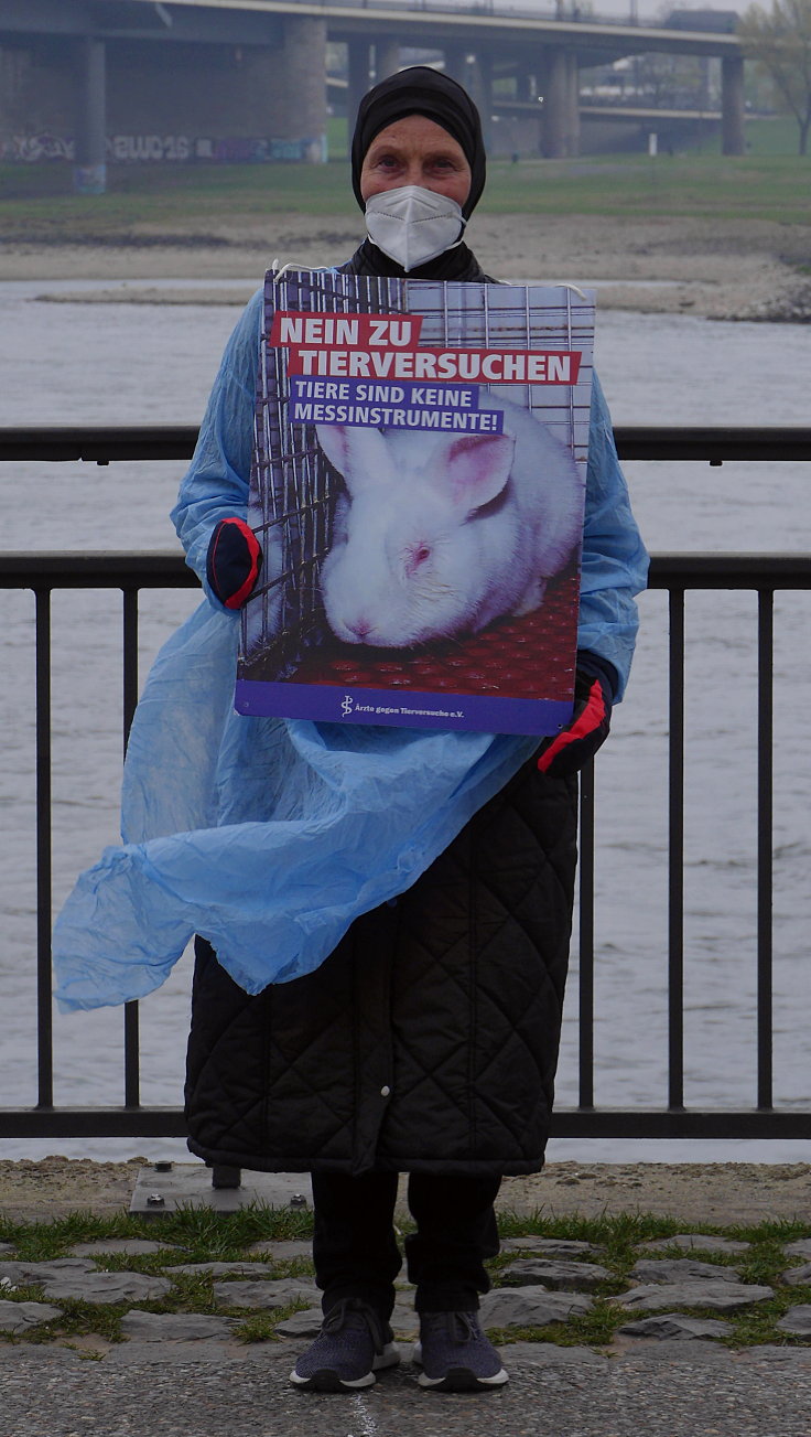 © www.mutbuergerdokus.de: Ärzte gegen Tierversuche Düsseldorf: 'Silent Line - Stiller Protest gegen Tierversuche'