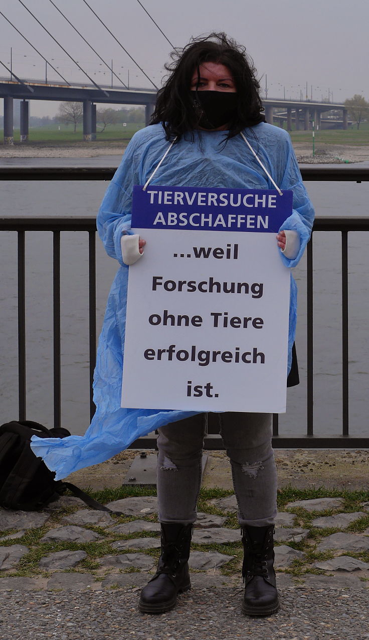 © www.mutbuergerdokus.de: Ärzte gegen Tierversuche Düsseldorf: 'Silent Line - Stiller Protest gegen Tierversuche'