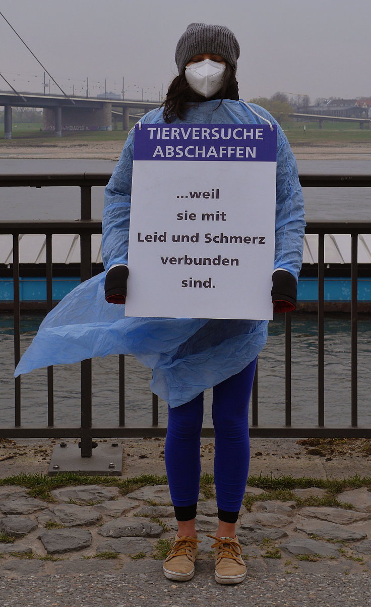 © www.mutbuergerdokus.de: Ärzte gegen Tierversuche Düsseldorf: 'Silent Line - Stiller Protest gegen Tierversuche'