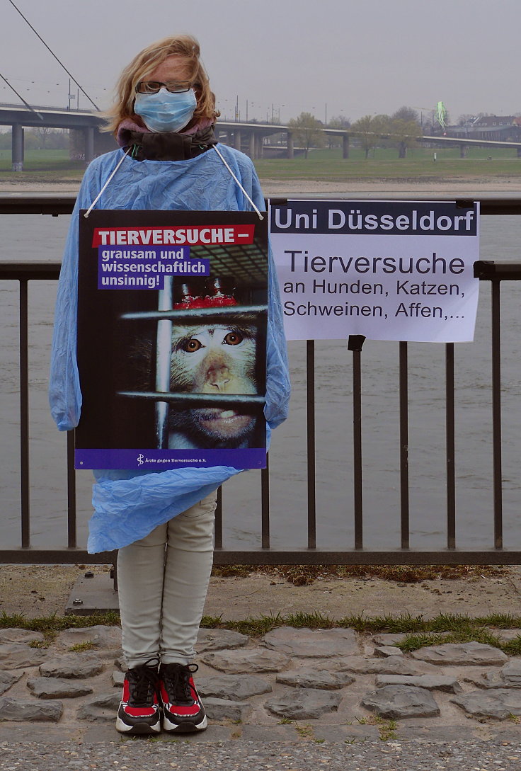 © www.mutbuergerdokus.de: Ärzte gegen Tierversuche Düsseldorf: 'Silent Line - Stiller Protest gegen Tierversuche'