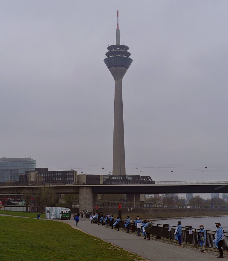 © www.mutbuergerdokus.de: Ärzte gegen Tierversuche Düsseldorf: 'Silent Line - Stiller Protest gegen Tierversuche'