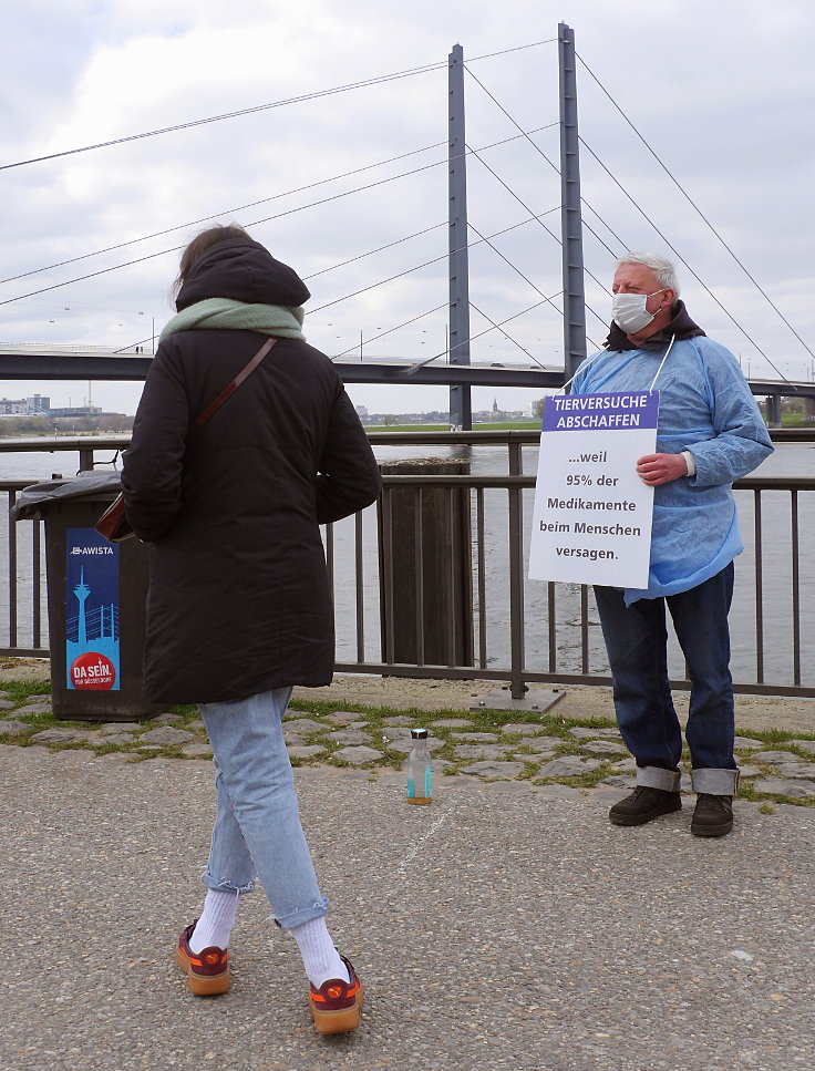 © www.mutbuergerdokus.de: Ärzte gegen Tierversuche Düsseldorf: 'Silent Line - Stiller Protest gegen Tierversuche'