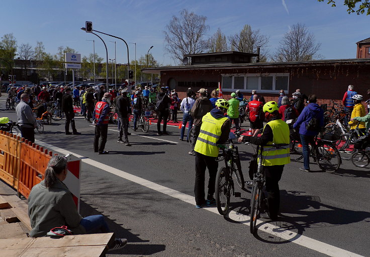 © www.mutbuergerdokus.de: Fahrrad-Demo am Trippelsberg