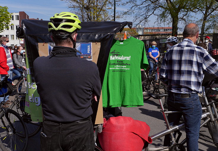 © www.mutbuergerdokus.de: Fahrrad-Demo am Trippelsberg