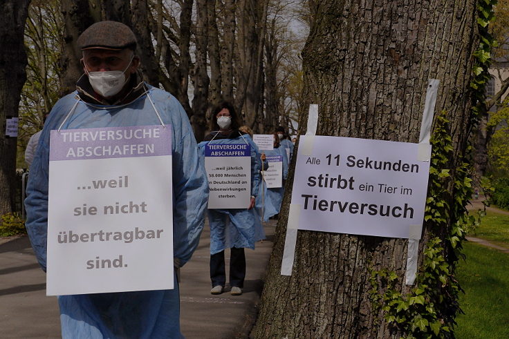 © www.mutbuergerdokus.de: Ärzte gegen Tierversuche Düsseldorf: 'Silent Line - Stiller Protest gegen Tierversuche'