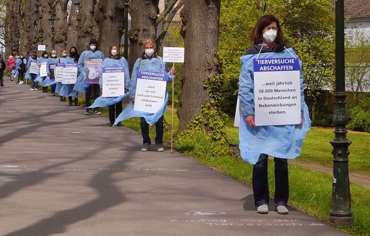 © www.mutbuergerdokus.de: Ärzte gegen Tierversuche Düsseldorf: 'Silent Line - Stiller Protest gegen Tierversuche'