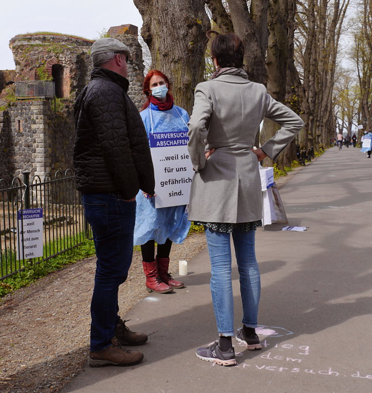 © www.mutbuergerdokus.de: Ärzte gegen Tierversuche Düsseldorf: 'Silent Line - Stiller Protest gegen Tierversuche'