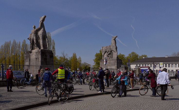 © www.mutbuergerdokus.de: 'Fahrraddemo gegen das Projekt Airport City West'