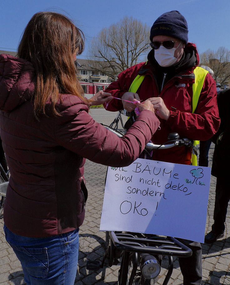 © www.mutbuergerdokus.de: 'Fahrraddemo gegen das Projekt Airport City West'