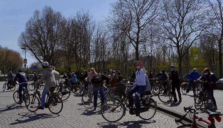 © www.mutbuergerdokus.de: 'Fahrraddemo gegen das Projekt Airport City West'