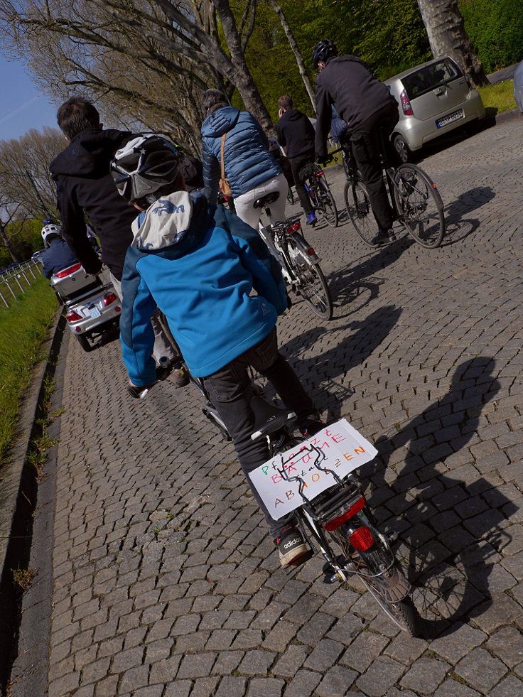 © www.mutbuergerdokus.de: 'Fahrraddemo gegen das Projekt Airport City West'