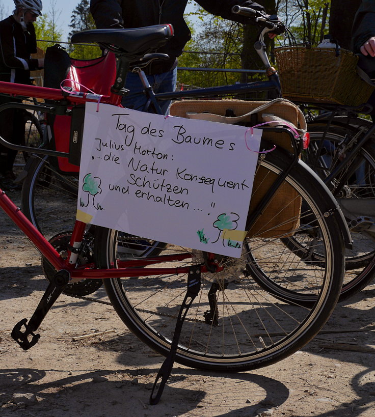 © www.mutbuergerdokus.de: 'Fahrraddemo gegen das Projekt Airport City West'