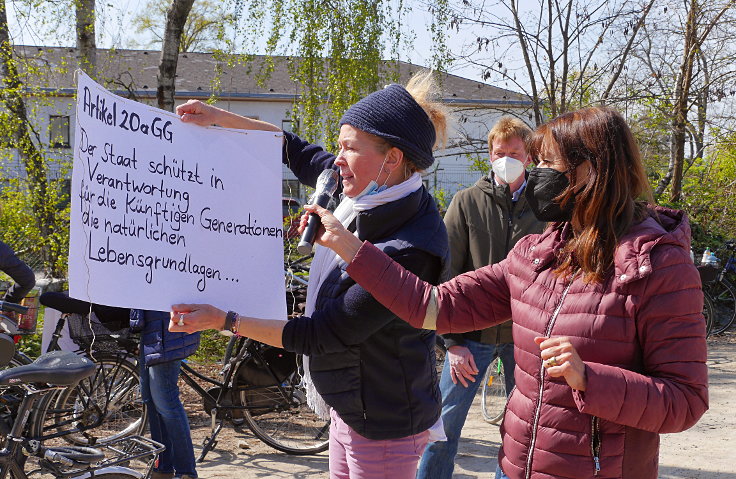 © www.mutbuergerdokus.de: 'Fahrraddemo gegen das Projekt Airport City West'