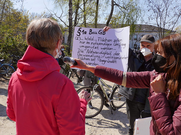 © www.mutbuergerdokus.de: 'Fahrraddemo gegen das Projekt Airport City West'