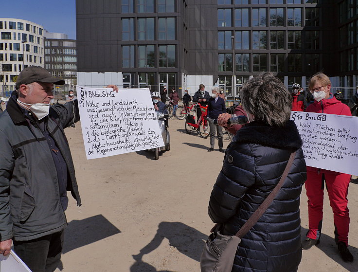 © www.mutbuergerdokus.de: 'Fahrraddemo gegen das Projekt Airport City West'