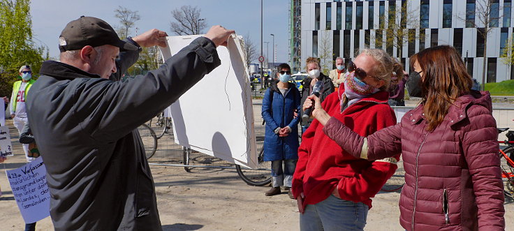 © www.mutbuergerdokus.de: 'Fahrraddemo gegen das Projekt Airport City West'