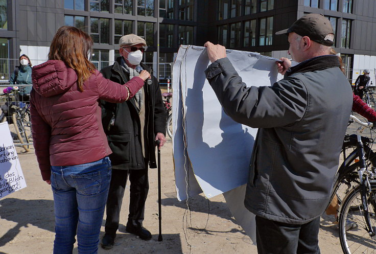 © www.mutbuergerdokus.de: 'Fahrraddemo gegen das Projekt Airport City West'