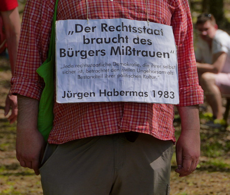 © www.mutbuergerdokus.de: '7 Jahre Waldspaziergänge - Rote Linie am Hambacher Wald'