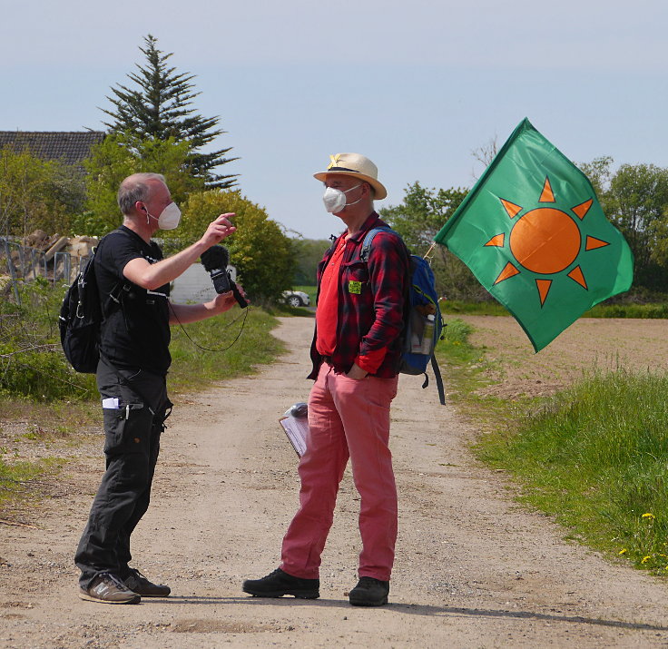 © www.mutbuergerdokus.de: '7 Jahre Waldspaziergänge - Rote Linie am Hambacher Wald'